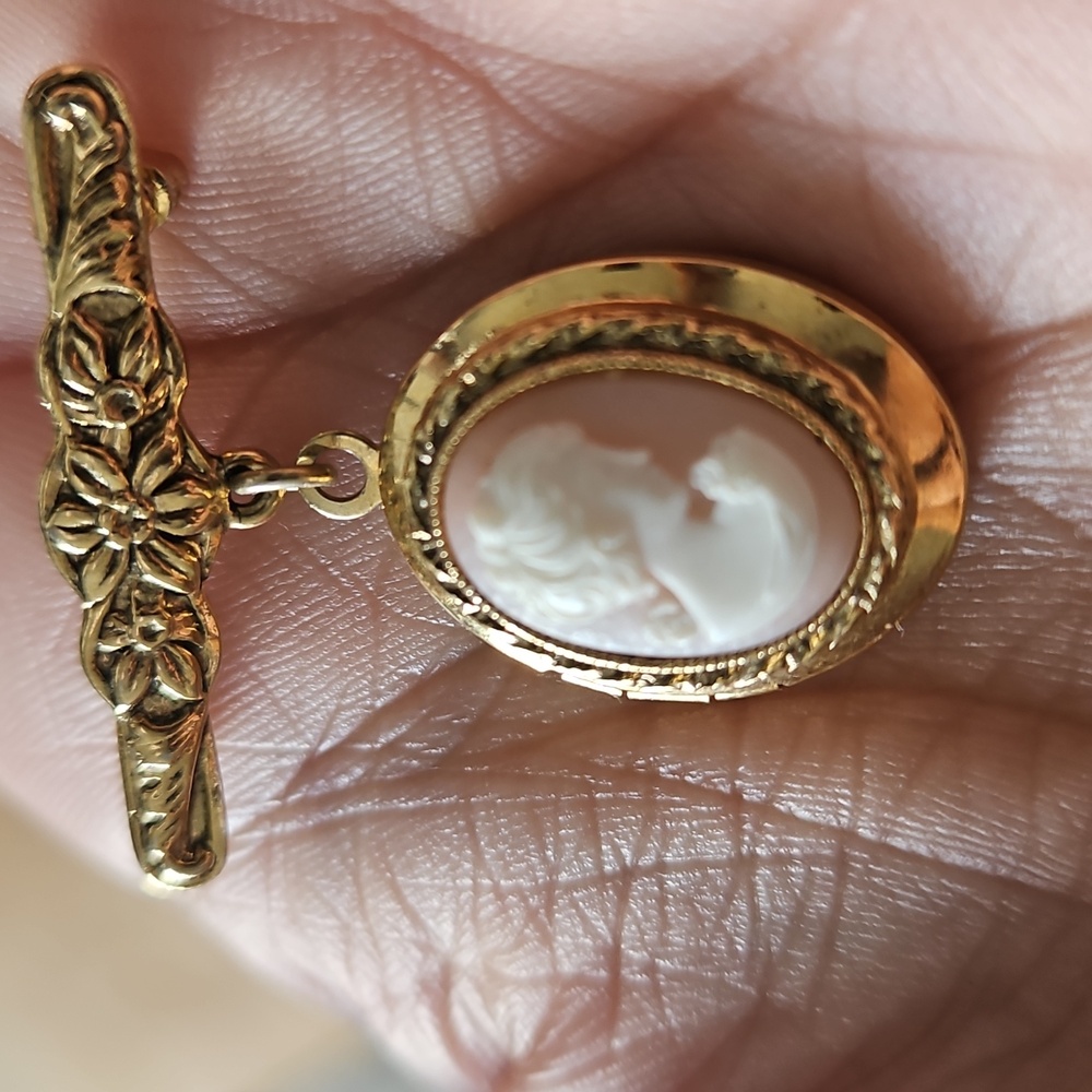 Elegant Vintage gold tone Cameo Locket Brooch Victorian in Style Vtg 1960s - Picture 5 of 6